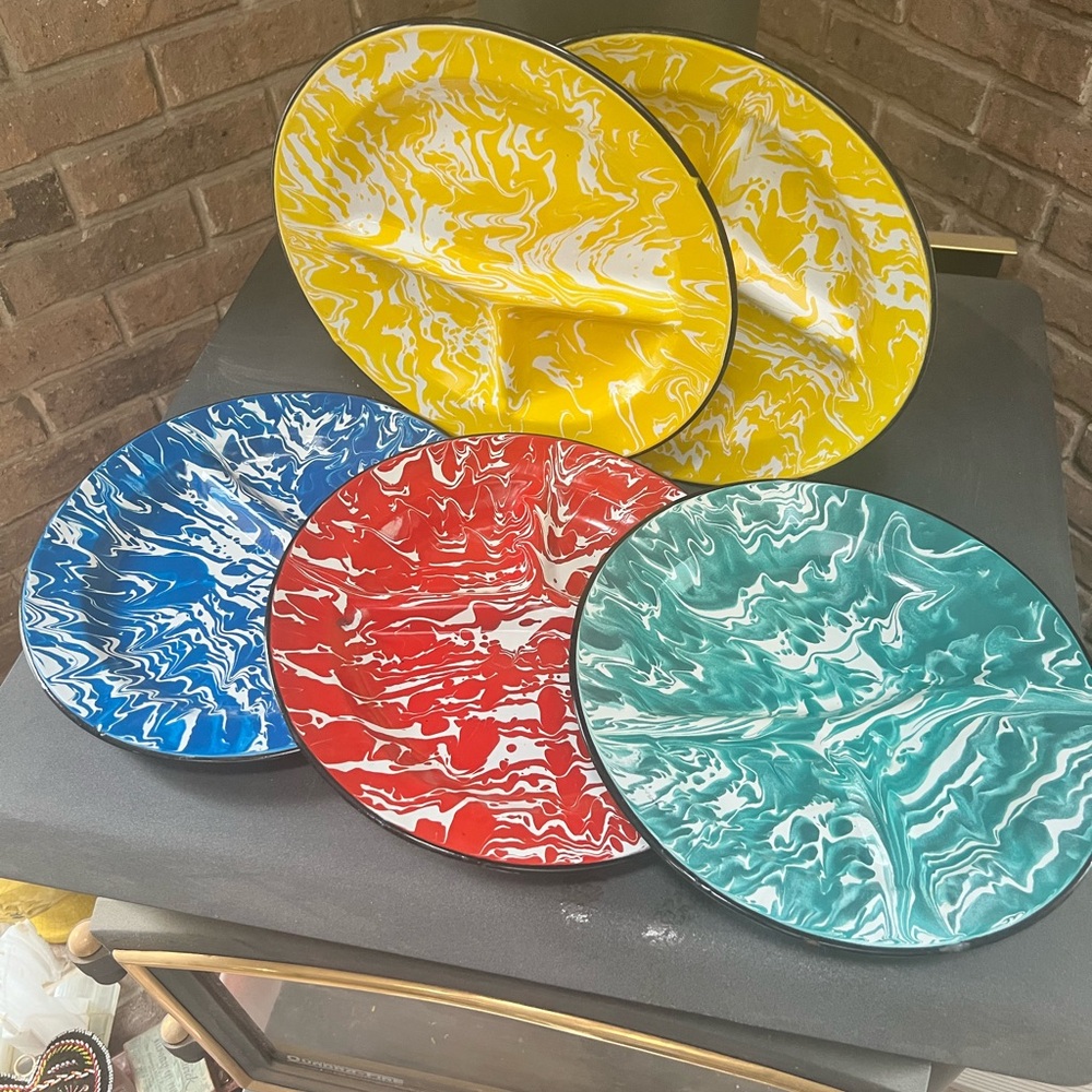 Vintage Enamel Coated Divided Dinner Plates. Set of 5